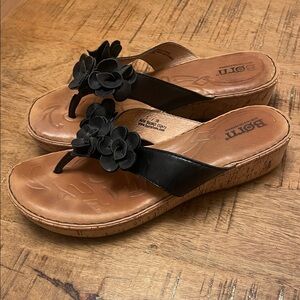 Born Black Leather Flowers and Cork  Flip Flop Thong Sandals Size 7